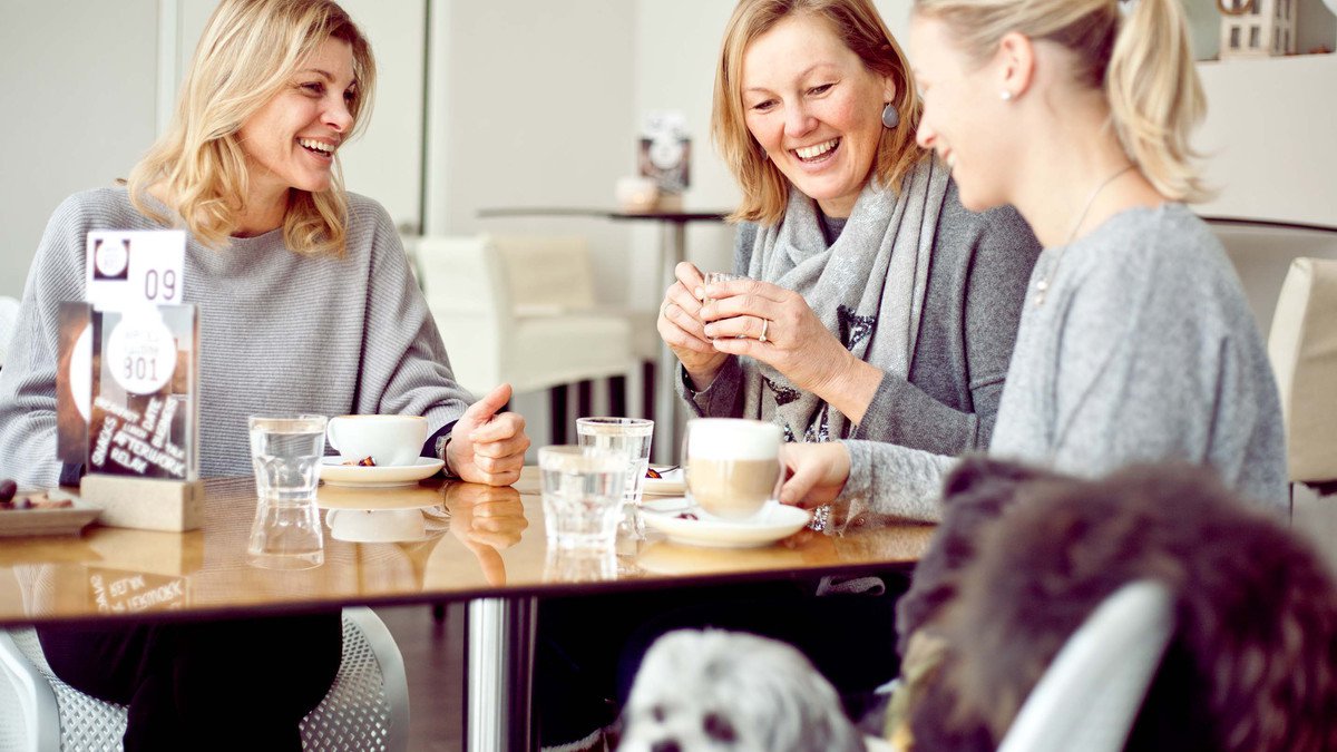 Drei Damen bei einer Kaffee-Runde im Gusswerk